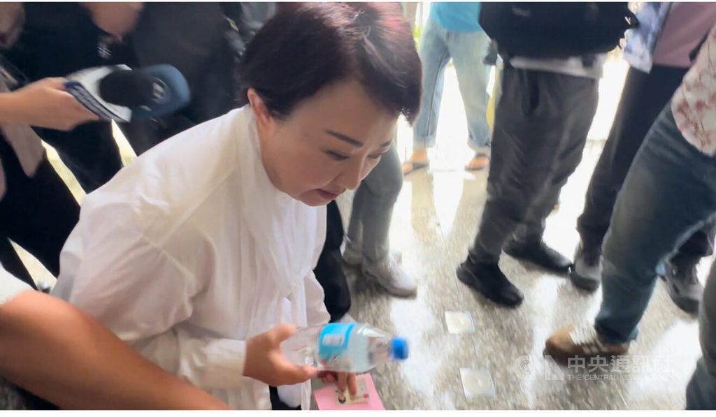 罷免案投票日 盧秀燕冒雨現身投票 罷免案投票日 盧秀燕冒雨現身投票