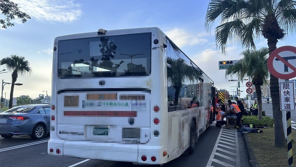高雄公車停路旁 駕駛趴臥方向盤送醫不治 高雄公車停路旁 駕駛趴臥方向盤送醫不治