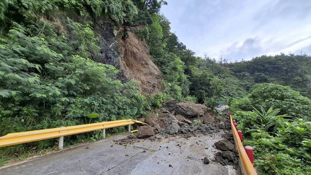 連日大雨影響 綠島環島公路邊坡坍方交通中斷 連日大雨影響 綠島環島公路邊坡坍方交通中斷