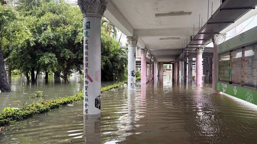嘉義縣大豪雨 朴子國中汪洋一片、派出所淹及圍牆 嘉義縣大豪雨 朴子國中汪洋一片、派出所淹及圍牆