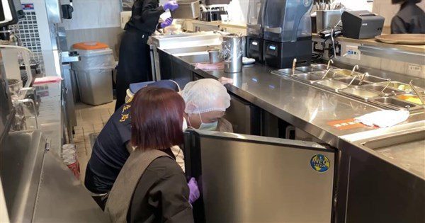 古拉爵員工舔抹布又舔餐檯 高雄衛生局將開罰業者 古拉爵員工舔抹布又舔餐檯 高雄衛生局將開罰業者