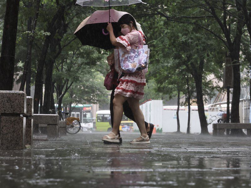 雨區擴大 12縣市大雨特報 雨區擴大 12縣市大雨特報