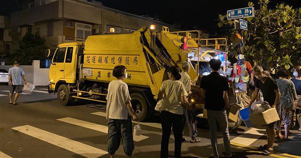 法新社關注 台灣垃圾車播古典樂、長輩準時報到寒暄 法新社關注 台灣垃圾車播古典樂、長輩準時報到寒暄