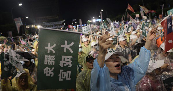 罷團決戰726齊聚凱道 風雨不減民眾熱情高喊投同意 罷團決戰726齊聚凱道 風雨不減民眾熱情高喊投同意
