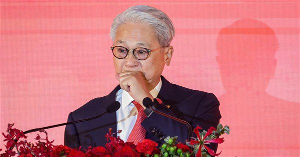 台新新光金正式合併 吳東亮哽咽:父親會驕傲 台新新光金正式合併 吳東亮哽咽:父親會驕傲