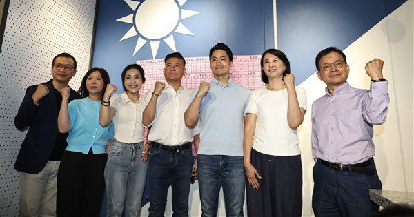 北市5藍委挺過罷免案 蔣萬安同台鞠躬致謝 北市5藍委挺過罷免案 蔣萬安同台鞠躬致謝