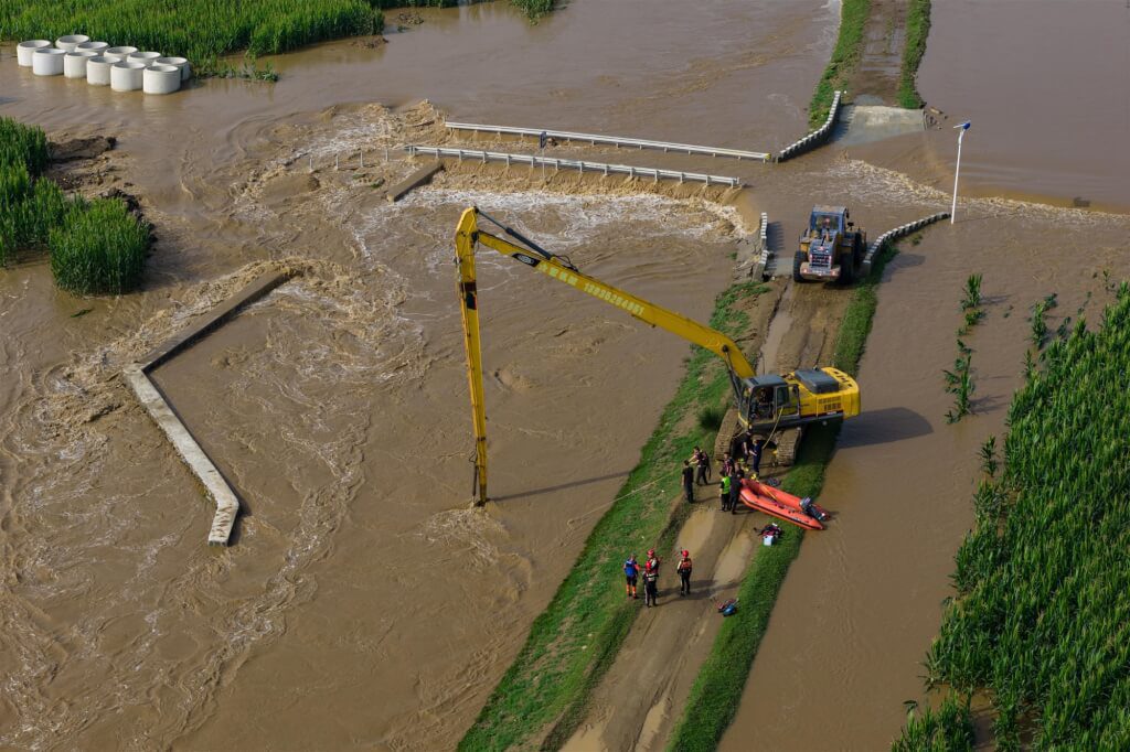 山西洪水沖走巴士10人罹難 中國華北洪災增至50死 山西洪水沖走巴士10人罹難 中國華北洪災增至50死