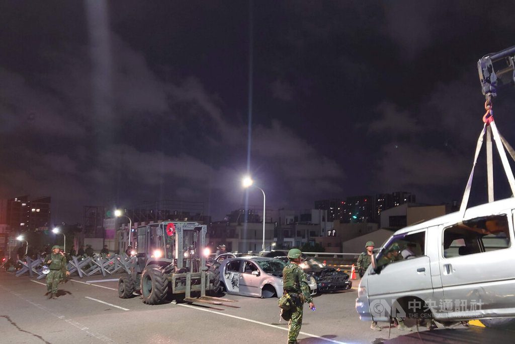 漢光演習工兵台南封橋  路面佈鋼刺蝟與廢車阻敵