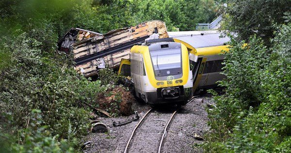 德國火車出軌3死41傷意外 暴雨引發污水井溢流所致 德國火車出軌3死41傷意外 暴雨引發污水井溢流所致