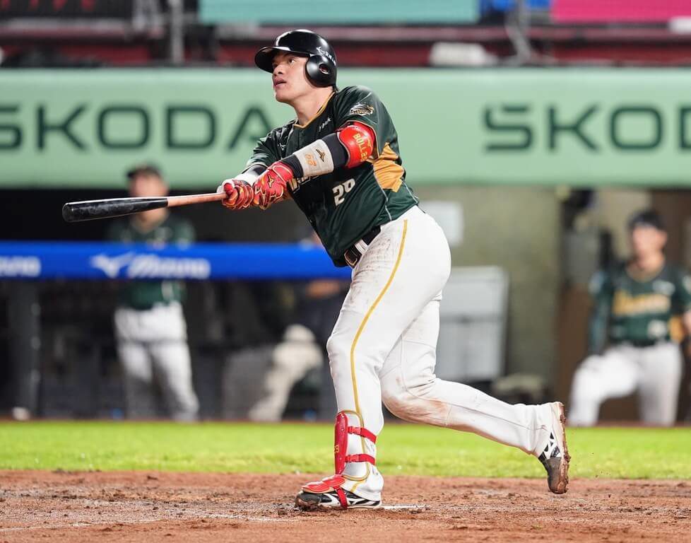 張肇元雙響砲4打點獲MVP 雄鷹桃猿因雨裁定和局 張肇元雙響砲4打點獲MVP 雄鷹桃猿因雨裁定和局