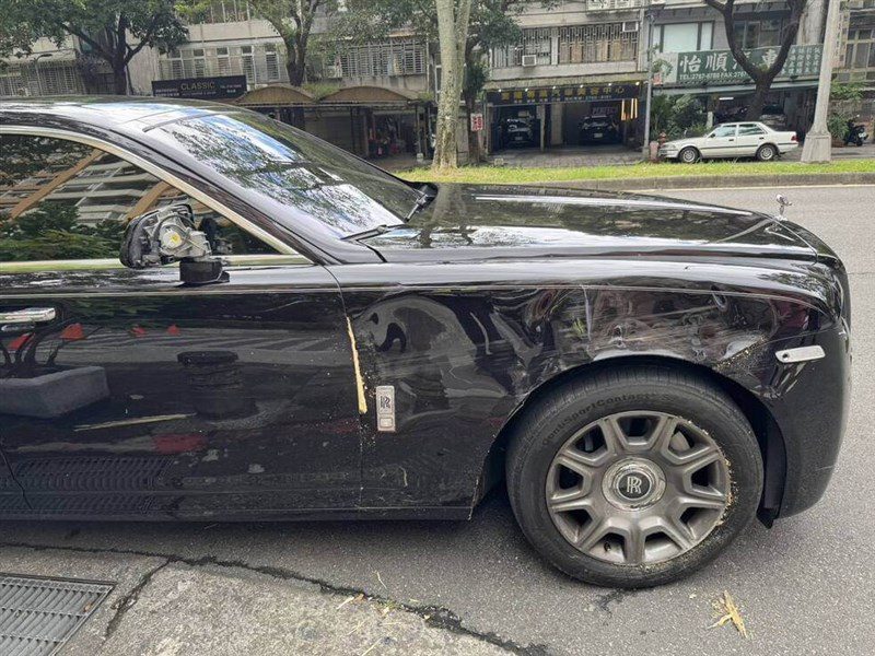 北市78歲翁駕勞斯萊斯 與單車碰撞後又撞路樹 北市78歲翁駕勞斯萊斯 與單車碰撞後又撞路樹
