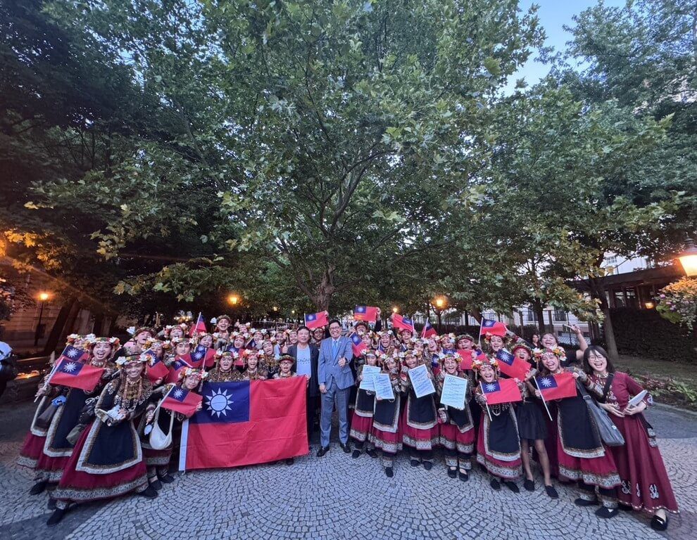 希望合唱團斯洛伐克奪4項金獎 賽後揮國旗唱國歌 希望合唱團斯洛伐克奪4項金獎 賽後揮國旗唱國歌