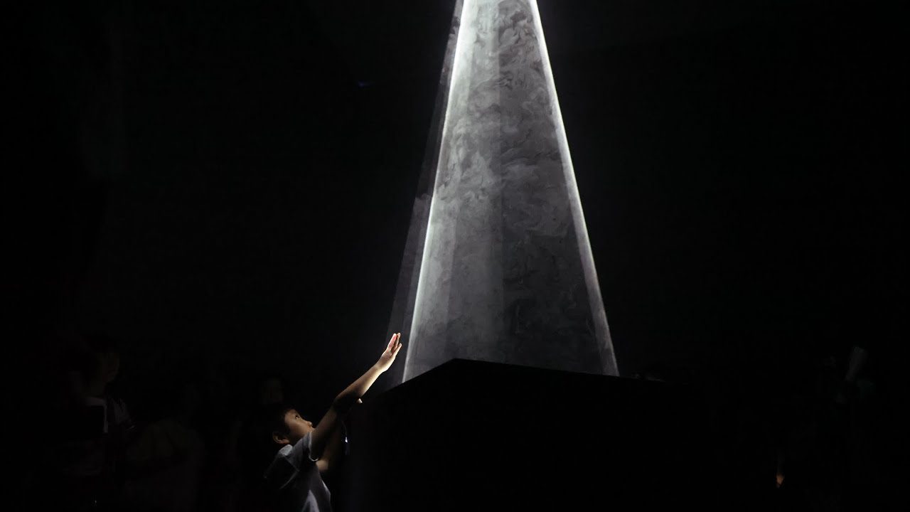 投影機創造「固體光」 藝術家麥考爾個展登台 投影機創造「固體光」 藝術家麥考爾個展登台