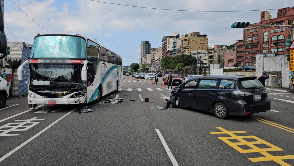 遊覽車與轎車基隆擦撞 19名日本籍郵輪客無大礙 遊覽車與轎車基隆擦撞 19名日本籍郵輪客無大礙