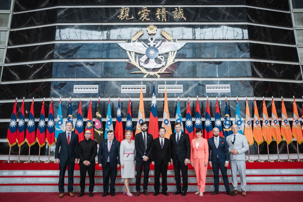 倒置立陶宛國旗 國防部：誠摯道歉虛心檢討