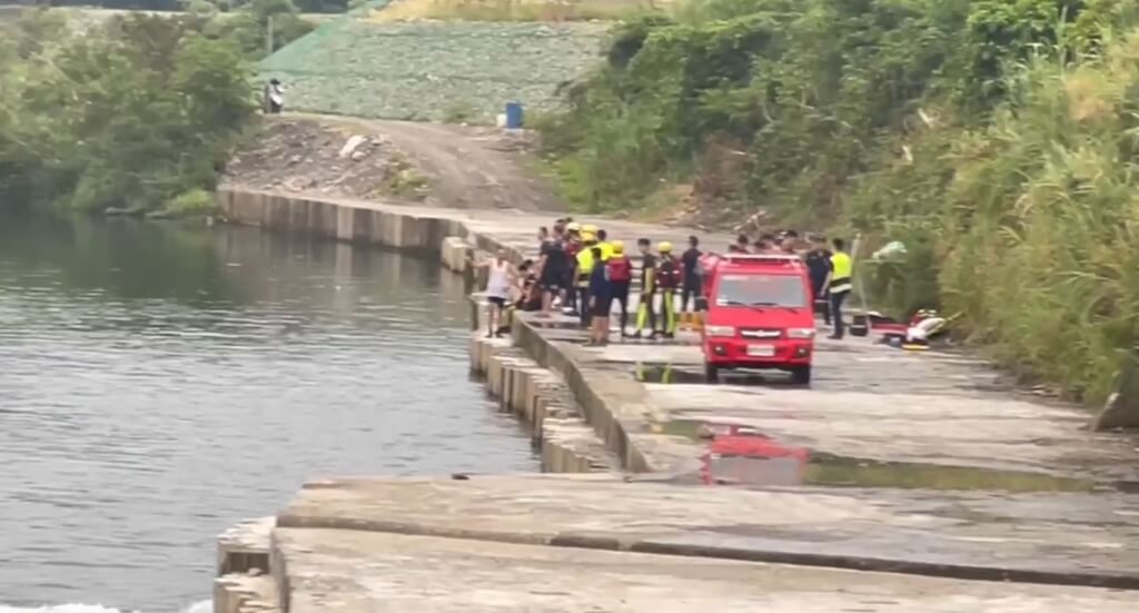 新店溺水救援翻船 1義消1消防救回、1命危1死 新店溺水救援翻船 1義消1消防救回、1命危1死