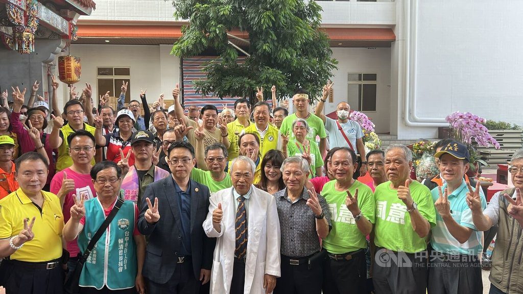 總統府資政挺罷免喊民主戰役  盧秀燕陪黃健豪車掃