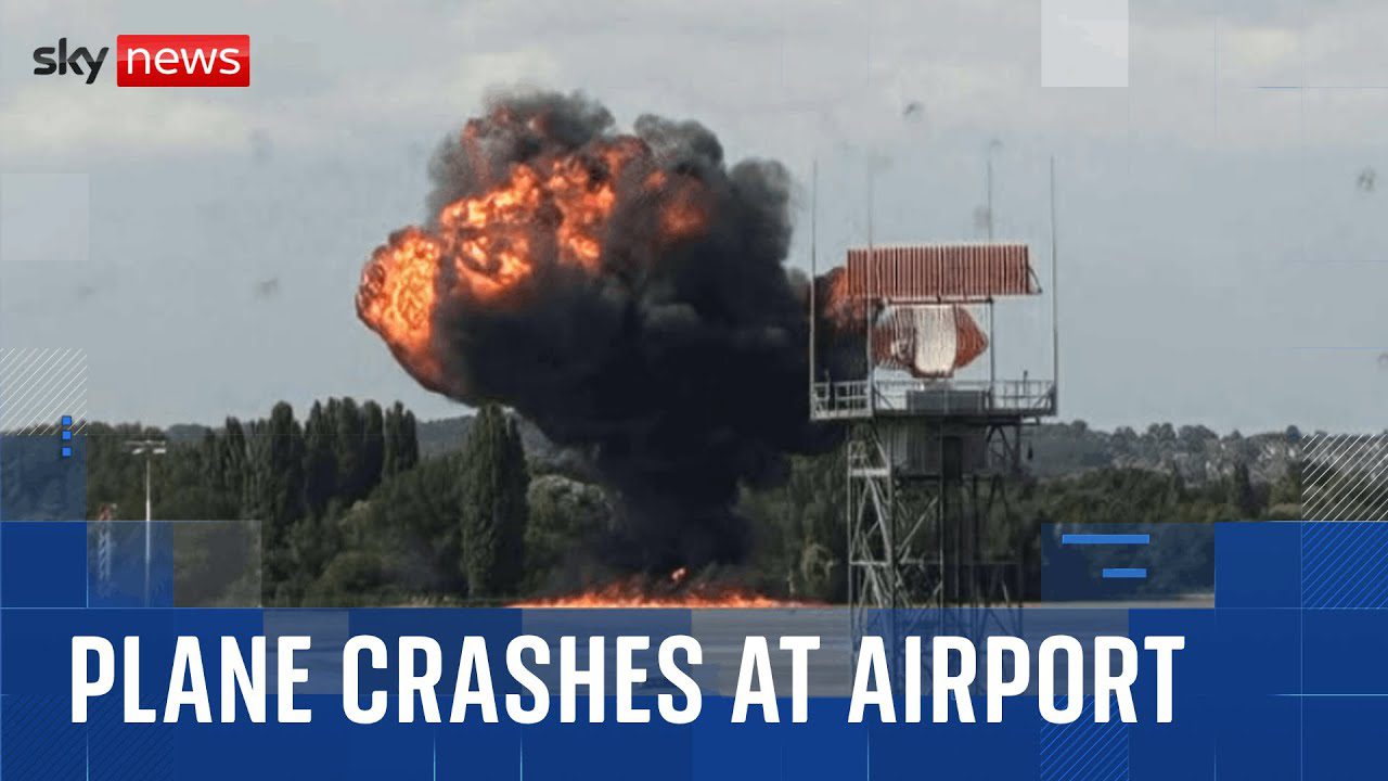 小飛機墜毀倫敦機場  起火燃燒竄黑煙