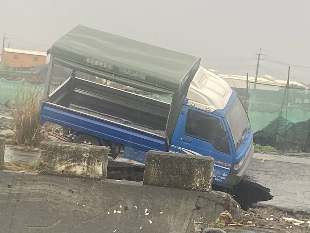 彰化埔心防汛道現2公尺坑洞 小貨車掉落駕駛幸未傷 彰化埔心防汛道現2公尺坑洞 小貨車掉落駕駛幸未傷