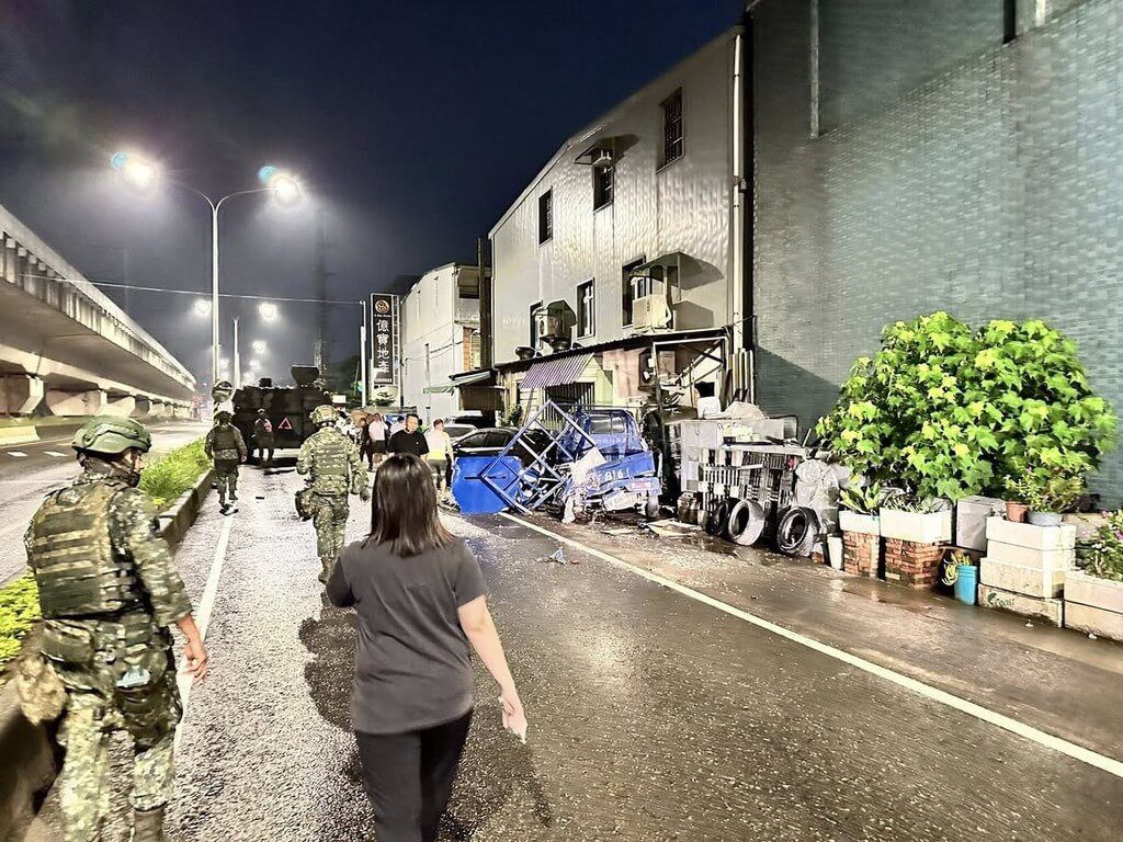 漢光演習 戰車10日深夜擦撞桃園民宅與車輛 漢光演習 戰車10日深夜擦撞桃園民宅與車輛