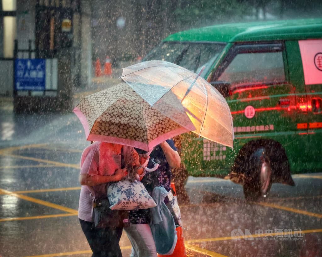 熱帶低壓若成颱風丹娜絲 週末南部、花東防大雨