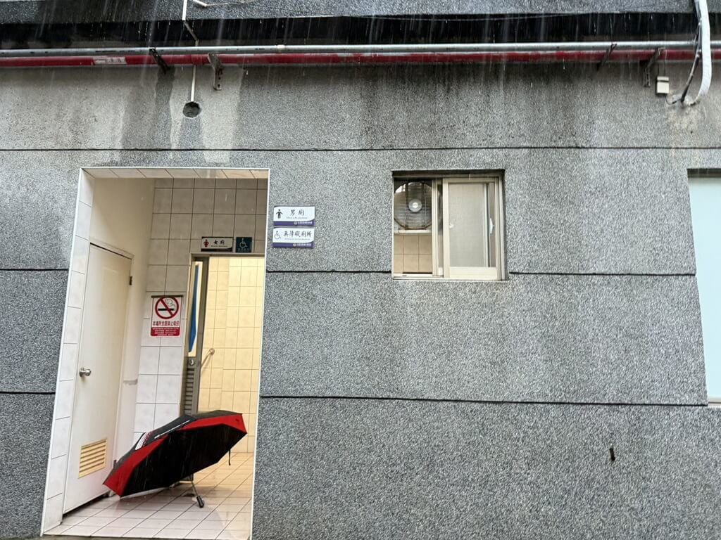 男毒癮難耐雲林地檢旁公廁施打毒品 當場被捕送辦 男毒癮難耐雲林地檢旁公廁施打毒品 當場被捕送辦