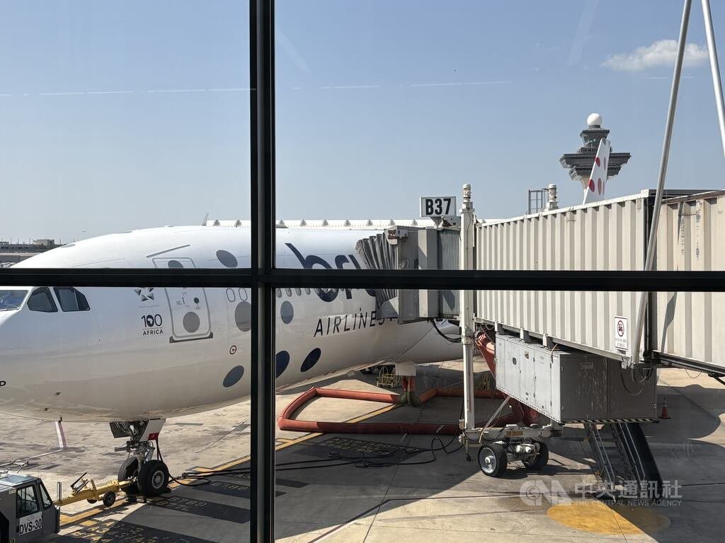 美國機場甩20年舊規 旅客即起不需脫鞋安檢 美國機場甩20年舊規 旅客即起不需脫鞋安檢