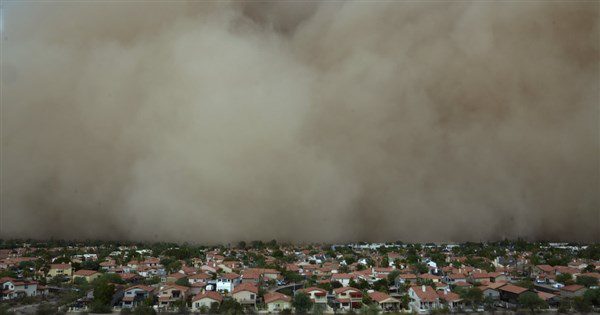 鋪天蓋地沙塵暴吞噬鳳凰城 機場停擺數萬戶停電 鋪天蓋地沙塵暴吞噬鳳凰城 機場停擺數萬戶停電