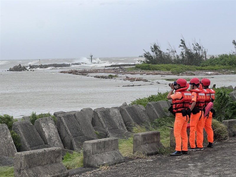 颱風天釣客闖嘉縣管制區落海 同行者最高罰25萬 颱風天釣客闖嘉縣管制區落海 同行者最高罰25萬