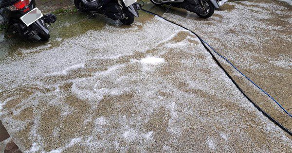 合歡山午後降5分鐘冰雹 遊客望無數冰粒雀躍驚呼 合歡山午後降5分鐘冰雹 遊客望無數冰粒雀躍驚呼