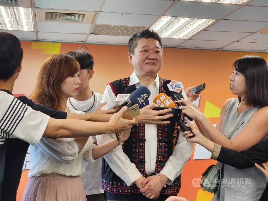 清淤被質疑擺拍 何博文:別用嘴巴治水救災 清淤被質疑擺拍 何博文:別用嘴巴治水救災