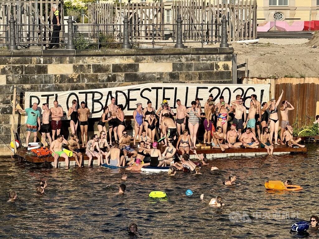 柏林史普里河禁止游泳 民眾跳河爭取解除百年禁泳令 柏林史普里河禁止游泳 民眾跳河爭取解除百年禁泳令