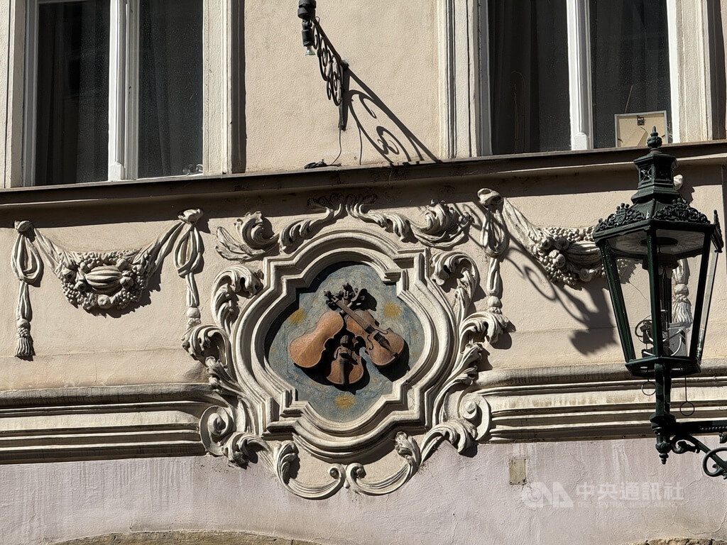 獅子、酒杯與小提琴 布拉格古老門牌符號揭祕 獅子、酒杯與小提琴 布拉格古老門牌符號揭祕