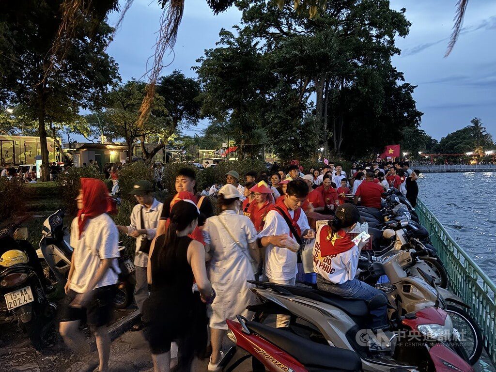 越南國慶前夕河內人群湧現 全民掀愛國主義熱潮 越南國慶前夕河內人群湧現 全民掀愛國主義熱潮