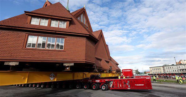 瑞典基魯納教堂遷移 吸引上千名民眾觀賞 瑞典基魯納教堂遷移 吸引上千名民眾觀賞