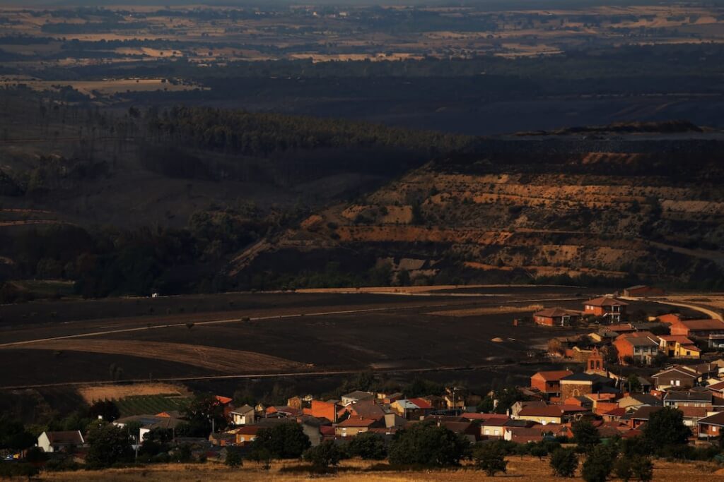 西班牙野火失控 春雨多植被茂盛、農地荒廢助長 西班牙野火失控 春雨多植被茂盛、農地荒廢助長