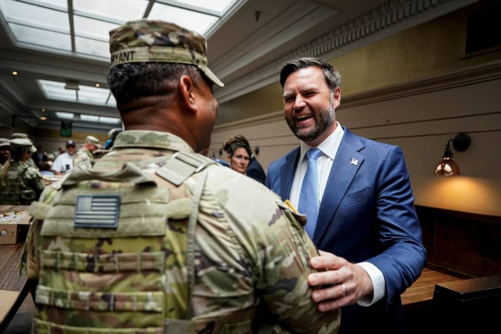 范斯探視駐華府國民兵 遇抗議遭噓「解放華府」 范斯探視駐華府國民兵 遇抗議遭噓「解放華府」