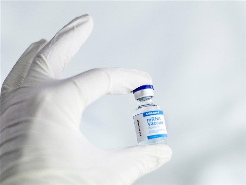 專家稱美衛生部拿不實資訊 為砍mRNA疫苗合約辯護 專家稱美衛生部拿不實資訊 為砍mRNA疫苗合約辯護