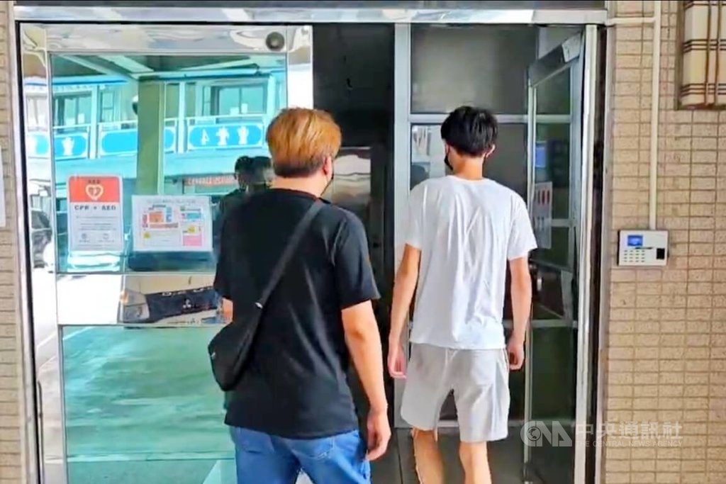 桃園市竹圍漁港2溺斃少年相驗 親友難過不捨 桃園市竹圍漁港2溺斃少年相驗 親友難過不捨