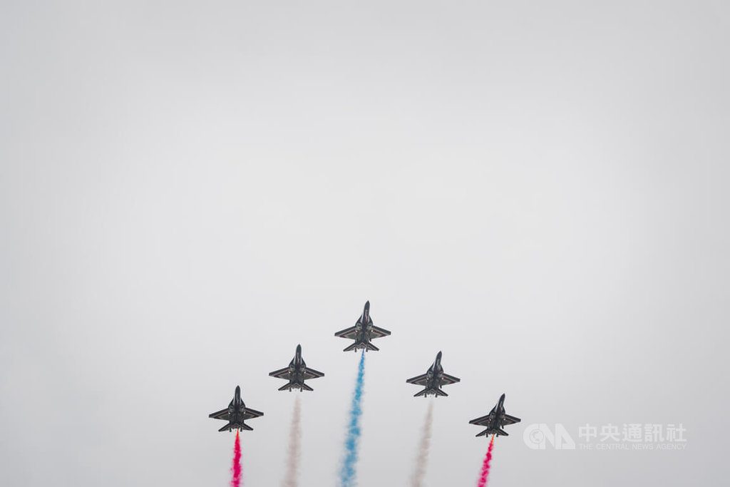 AT-3施放彩煙交棒勇鷹 宣告雷虎小組進入全新世代 AT-3施放彩煙交棒勇鷹 宣告雷虎小組進入全新世代