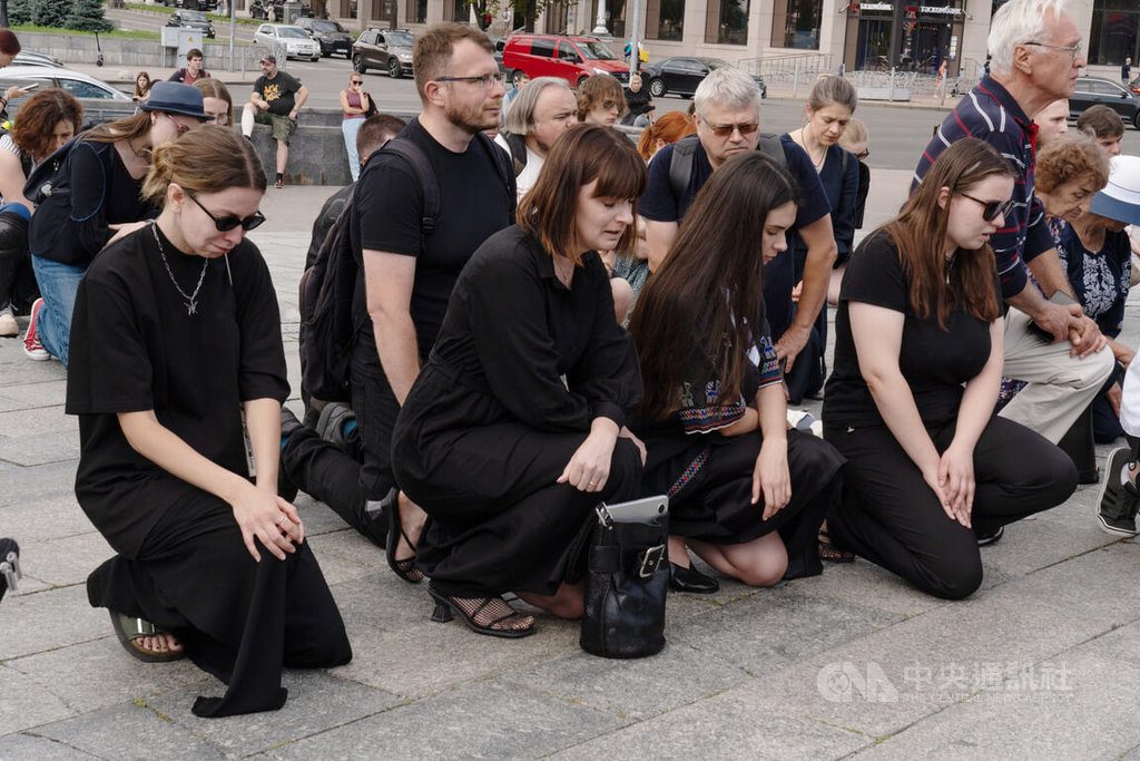 烏克蘭戰地記者遭俄羈押身亡 基輔告別式逾百人送行 烏克蘭戰地記者遭俄羈押身亡 基輔告別式逾百人送行