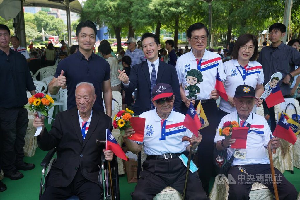 欣欣百貨首辦敬軍嘉年華 嚴德發:強化榮民照顧服務 欣欣百貨首辦敬軍嘉年華 嚴德發:強化榮民照顧服務