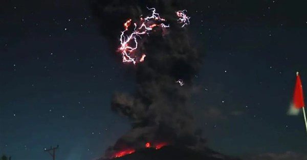 印尼勒沃托比火山再噴發 灰雲直衝1萬8000公尺高空 印尼勒沃托比火山再噴發 灰雲直衝1萬8000公尺高空