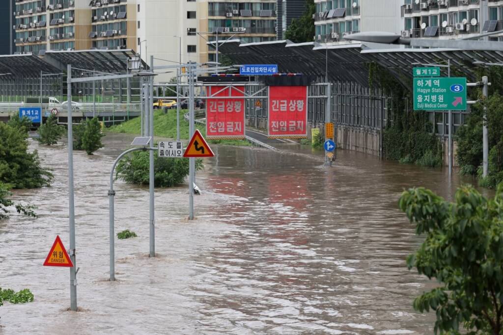 首爾連2日暴雨成災 數百道路淹沒毀損釀1死 首爾連2日暴雨成災 數百道路淹沒毀損釀1死