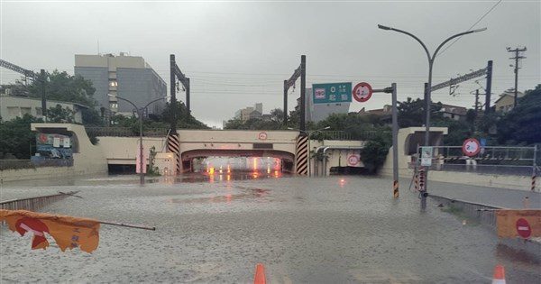 西南氣流影響台南降大雨 永康時雨量逾100毫米 西南氣流影響台南降大雨 永康時雨量逾100毫米