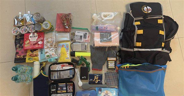 消防署長蕭煥章開箱緊急避難包 佛珠經書當寄託 消防署長蕭煥章開箱緊急避難包 佛珠經書當寄託