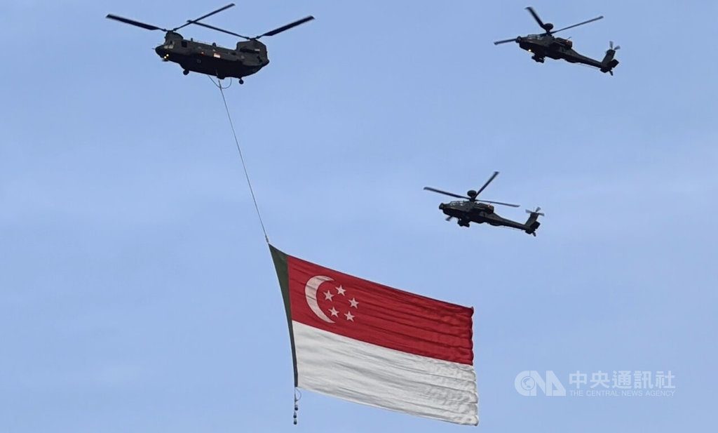 新加坡60年國慶 空軍編隊飛行秀博滿堂彩 新加坡60年國慶 空軍編隊飛行秀博滿堂彩