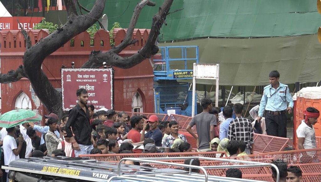 迎印度獨立紀念日 民眾冒雨爬牆爭睹紅堡盛況 迎印度獨立紀念日 民眾冒雨爬牆爭睹紅堡盛況