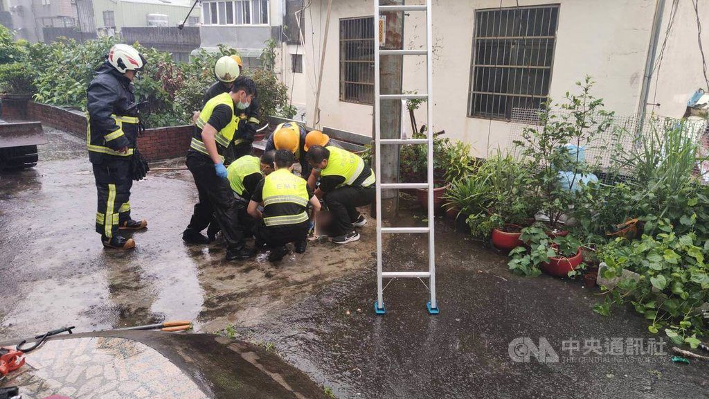 台電承攬商換低壓桿線疑感電昏迷 命危送醫搶救 台電承攬商換低壓桿線疑感電昏迷 命危送醫搶救