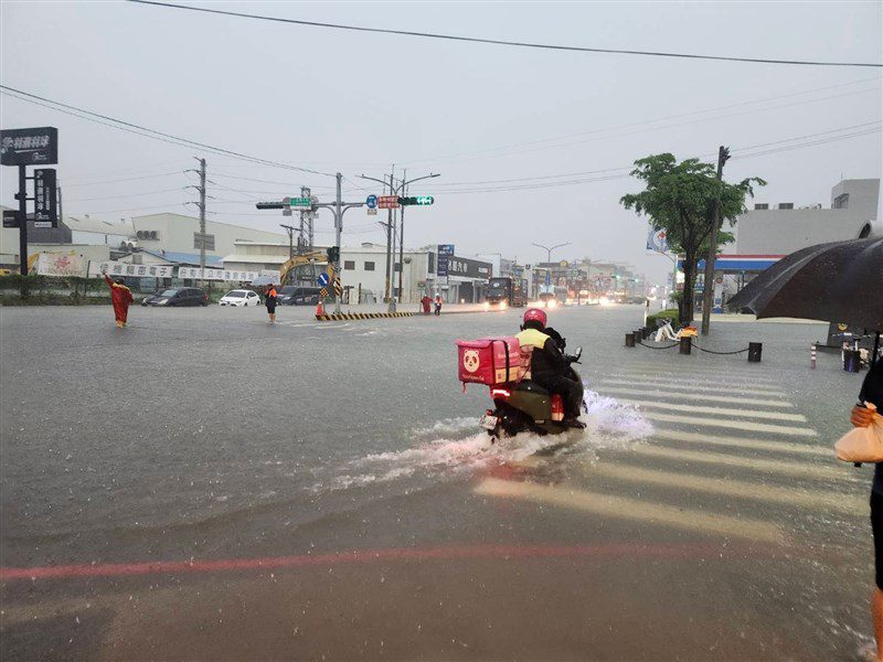 台南強降雨多處淹水 15區撤離695人、設5處避難所 台南強降雨多處淹水 15區撤離695人、設5處避難所